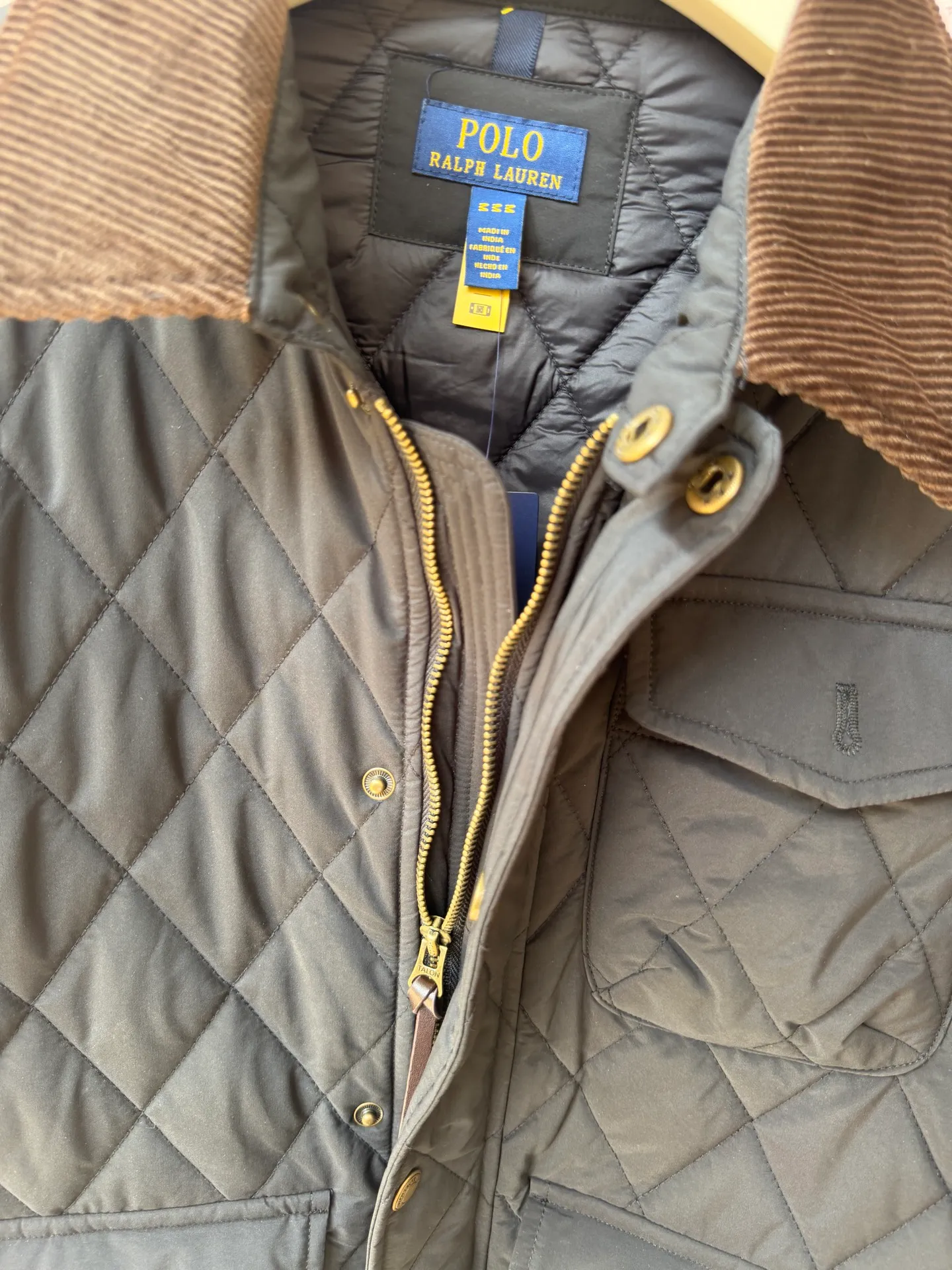 P430 Raff's new rhombus plaid workwear cotton jacket, customized hardware accessories, fine workmanship inside and outside to maintain the original details, simple version, old money style, casual matching, workmanship details restored, diamond grid stitching inside and outside fixed, collar and cuffs with corduroy to add matching attributes, shoulder chapters highlight the brand tonality, hem slit snap design is more matching attributes, full of details